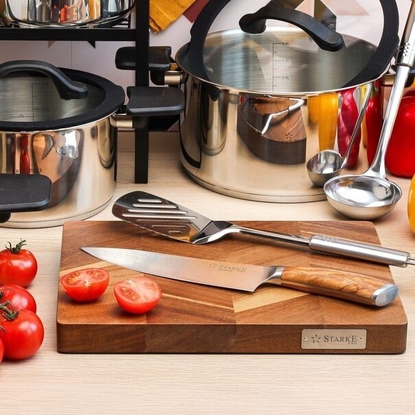 Deska do krojenia i serwowania akacjowa z n&oacute;żkami Starke Pro 33 x 25 x 3 cm