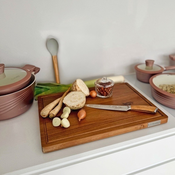 Deska do krojenia i serwowania akacjowa z n&oacute;żkami Starke Pro 50,6 x 35,5 x 3 cm