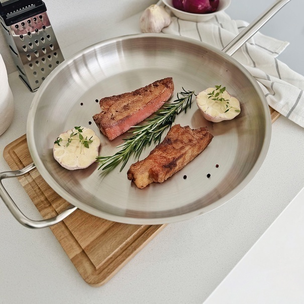 Patelnia stalowa na indukcję Starke Pro Gastro 36 cm z helperem