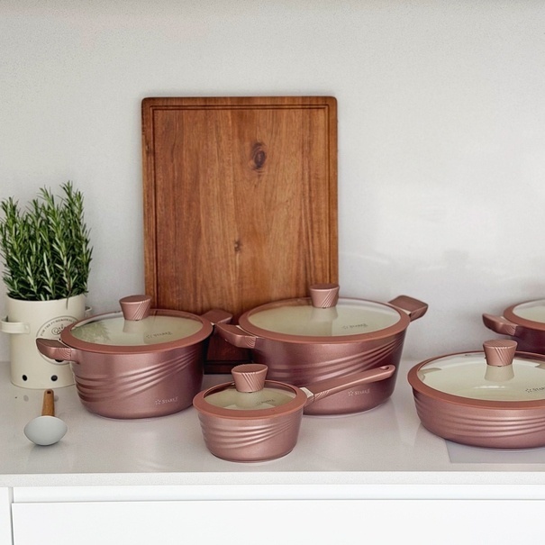 Deska do krojenia i serwowania akacjowa z n&oacute;żkami Starke Pro 50,6 x 35,5 x 3 cm