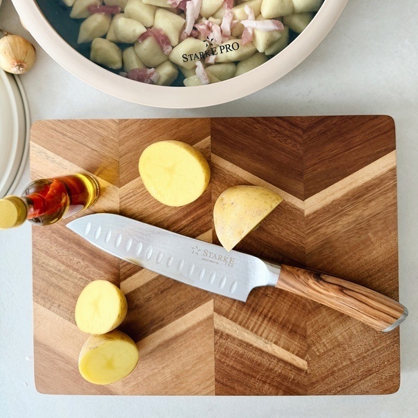 Deska do krojenia i serwowania akacjowa z n&oacute;żkami Starke Pro 33 x 25 x 3 cm