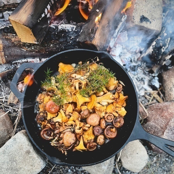 Zestaw 3 patelni żeliwnych z nakładką silikonową Konighoffer 20 cm 24,5 cm 29 cm