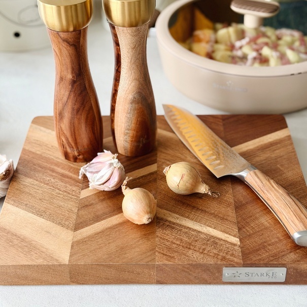 Deska do krojenia i serwowania akacjowa z n&oacute;żkami Starke Pro 33 x 25 x 3 cm