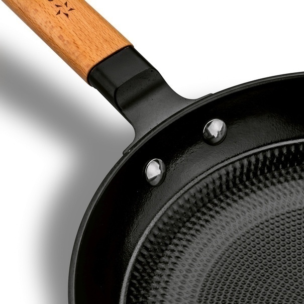 Patelnia żeliwna emaliowana z drewnianym uchwytem Starke Pro Hanoi 24 cm