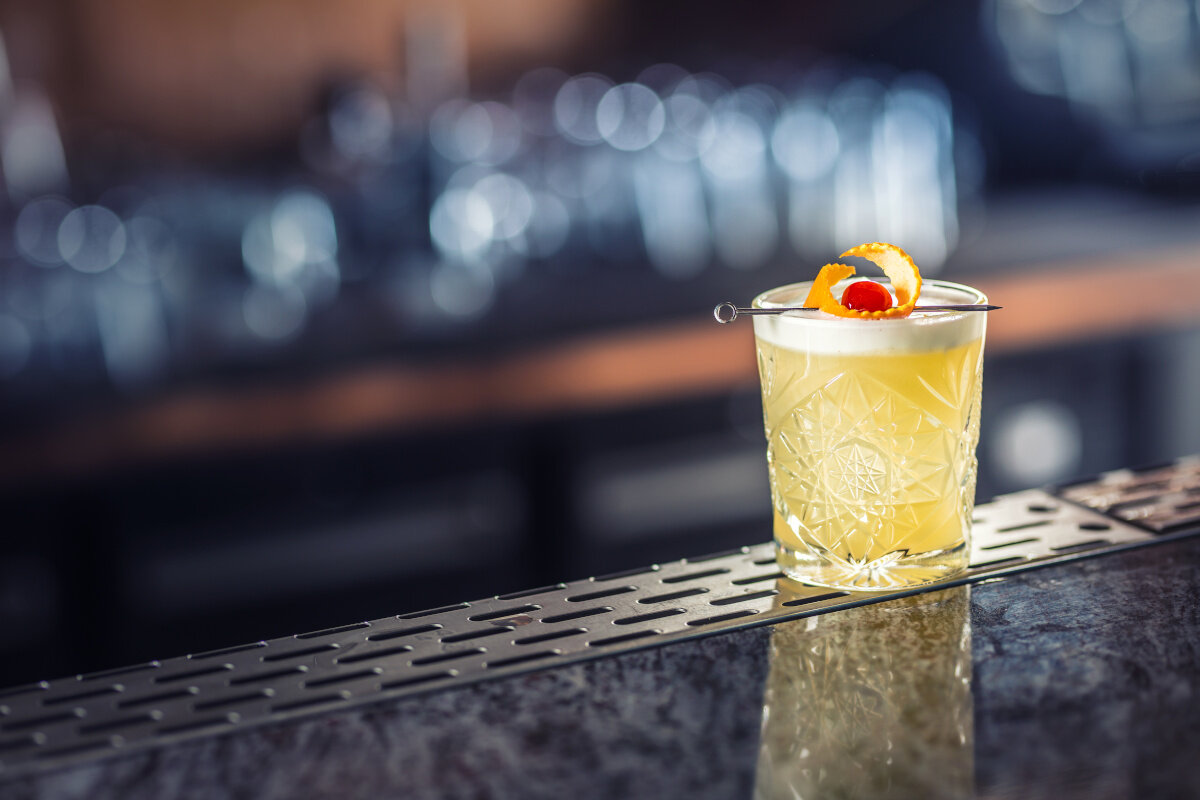 Jak zrobić whisky sour – przepis na orzeźwiającego drinka