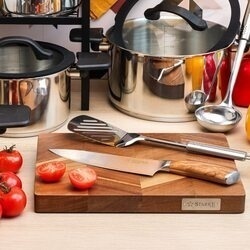 Deska do krojenia i serwowania akacjowa z nóżkami Starke Pro 33 x 25 x 3 cm