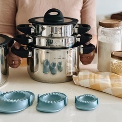 Zestaw garnków nierdzewnych z pokrywkami Starke Pro Sante 8 elementów i komplet 6 szklanek Sue 400 ml z podkładkami