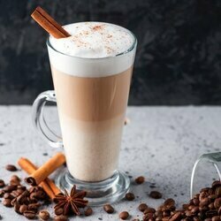 Komplet sześciu szklanek Tadar Caffe Latte 250 ml i 6 łyżeczek koktajlowych
