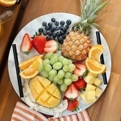 Deska do serwowania przekąsek marmurowa z uchwytami Starke Pro 30 cm biała