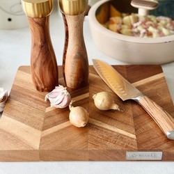 Deska do krojenia i serwowania akacjowa z nóżkami Starke Pro 33 x 25 x 3 cm