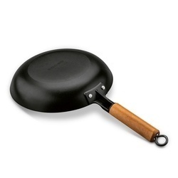 Patelnia żeliwna emaliowana z drewnianym uchwytem Starke Pro Hanoi 24 cm